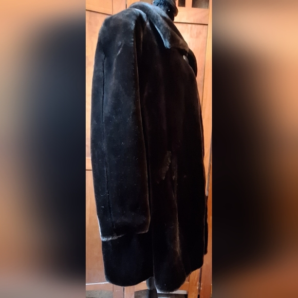 Vintage FAUX FUR coat Size 36" long, 28" pit-to-pit - Picture 2 of 15